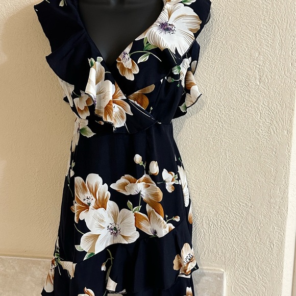 Summer Dress that was worn once, no longer fits 100% polyester - Picture 2 of 5